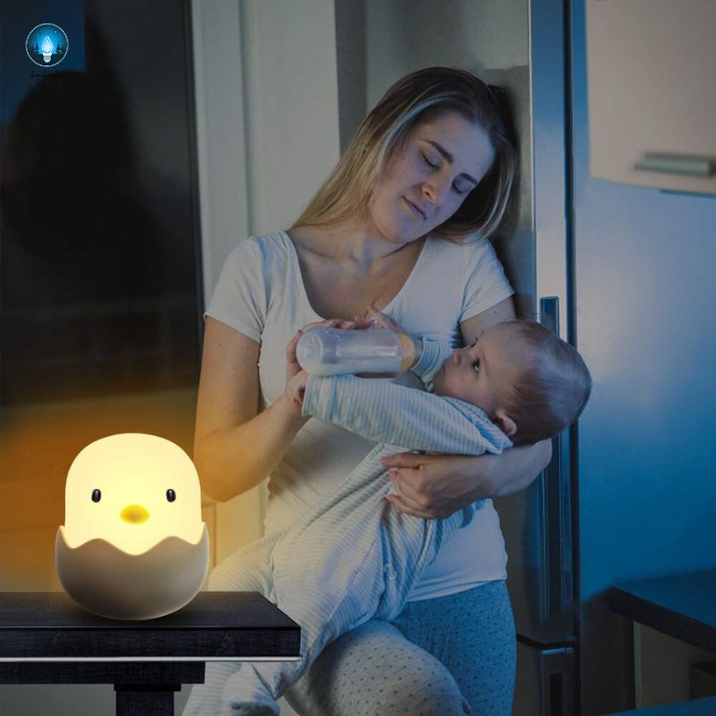 Veilleuse allaitement bébé tactile BambiSafe Maman donnant le biberon la nuit