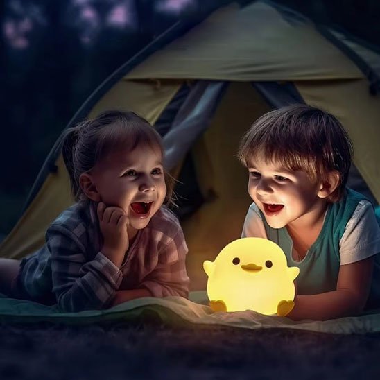 veilleuse bebe enfants criant de joie sous la tente