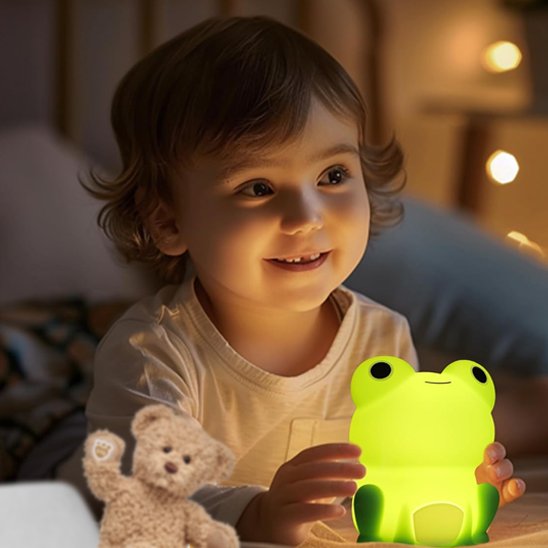 veilleuse-bebe-grenouille-silicone-rechargeable-enfant-souriant