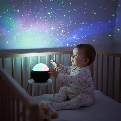 veilleuse-projection-bebe-regarde-le-mur-emerveille